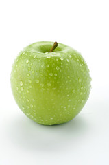 Mela verde con gocce di acqua