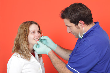 Fototapeta premium Doctor teaching students how to examine tooth color