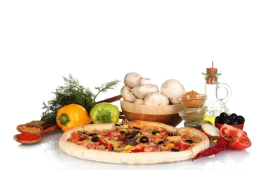 Zelfklevend Fotobehang heerlijke pizza, groenten, kruiden en olie op wit wordt geïsoleerd © Africa Studio