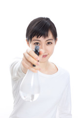 スプレーを持った女性