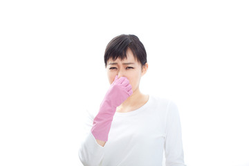 鼻をつまむ女性
