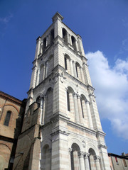 Fototapeta na wymiar Dzwonnica katedry w Ferrarze - Włochy