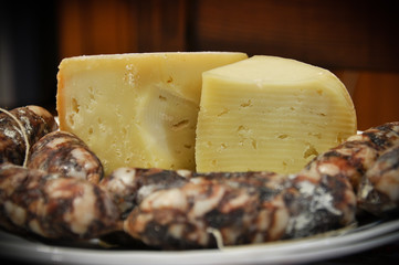 Formaggio e salsiccie
