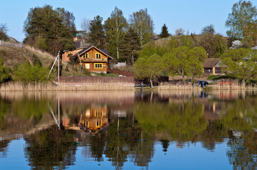 Fototapeta na wymiar Dom wiejski w pobliżu jeziora na Białorusi