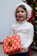 bambina con regalo in mano