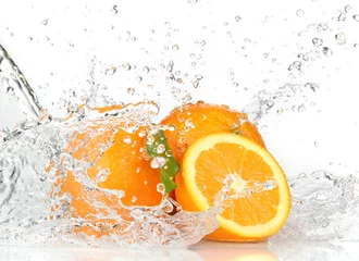Fotobehang Opspattend water Sinaasappelvruchten met Opspattend water