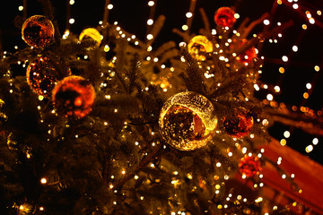 Kugeln und Lichterkette an einem Weihnachtsbaum