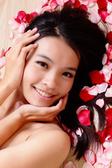 Obraz na płótnie Canvas Asian Girl piękna uśmiechnięta makro w tle róży