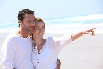 Obraz premium Couple at the seaside