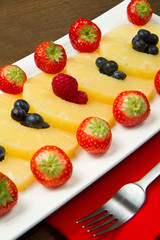 ananas con frutti di bosco