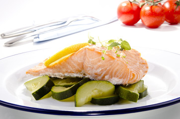 gedünsteter Wildlachs auf Zucchinigemüse