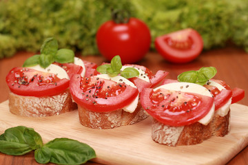 Fingerfood mit Tomaten und Mozzarella