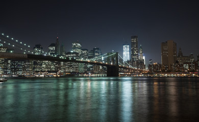 Fototapeta na wymiar New York City Skyline w Brooklyn Bridge