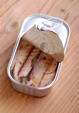 filetti di sgombro in scatola - uno