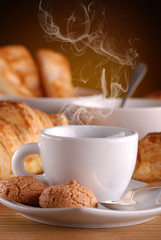 caffè, croissant e amaretti - tre
