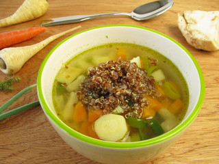Gemüsesuppe mit rotem Quinoa