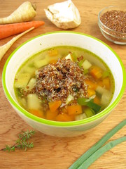 Gemüsesuppe mit rotem Quinoa