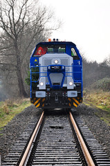 Lokomotive Eisenbahn Zug aus Gleisen