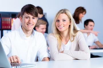 fröhliche studenten am laptop