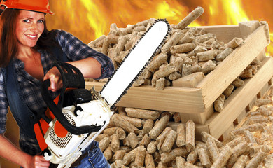 Rotharige Frau mit Motorsäge