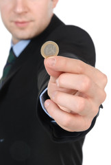 Giovane uomo che mostra una moneta da un euro