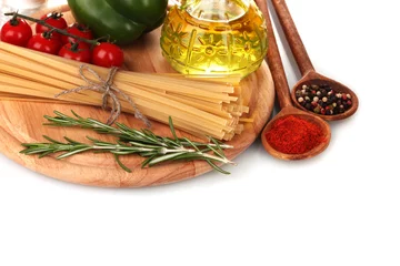 Foto auf Glas Spaghetti, Glas Öl, Gewürze und Gemüse © Africa Studio