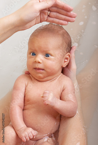 how to wash a newborn baby girl