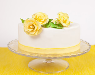 Obraz na płótnie Canvas Cake with yellow roses
