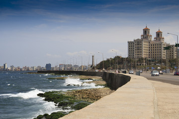 Fototapeta premium Famous Malecon drive with Hotel Nacional