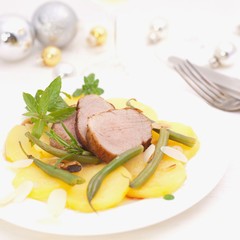 Schweinefilet auf Kartoffeln und Bohnen