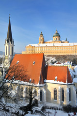 Pfarrkirche und Stift Melk im Winter.