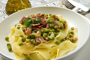 tagliatelle con piselli e prosciutto cotto
