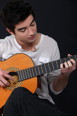 Obraz premium young man playing guitar