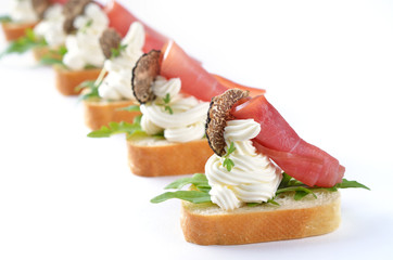 Trüffelhäppchen mit Frischkäse und Schinken