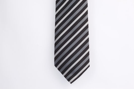 Biało-czarny krawat w paski na białym tle