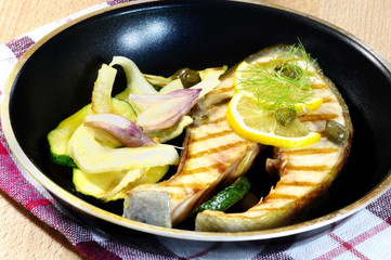 grillowany pstrąg z fenkułem, cytryną i czosnkiem na patelni