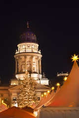Weihnachtsmarkt am Gendarmenmarkt in Berlin © REMINDFILMS