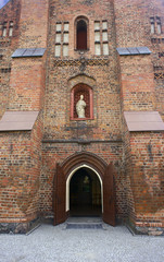 portal i drzwi do gotyckiego kościoła