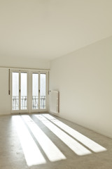 camera vuota con luminose finestre