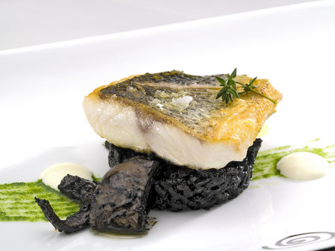 Lubina con arroz negro,