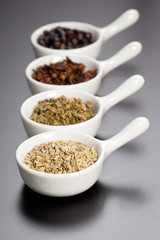 Fila di spezie in ciotole bianche