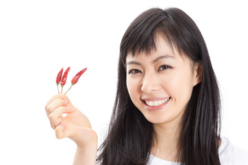 トウガラシを持った女性
