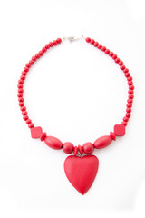 Obraz premium red bead heatrt on a white background