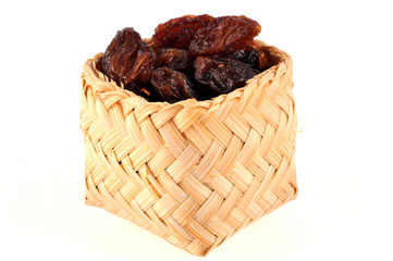 Panier de raisins secs bruns