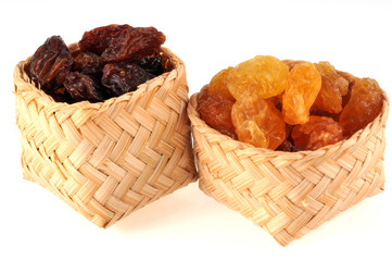 Paniers de raisins secs blonds et bruns