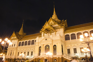 Obraz premium Grand Palace at night, the major tourism attraction in Bangkok,
