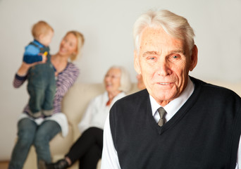 Senior lächelt familie