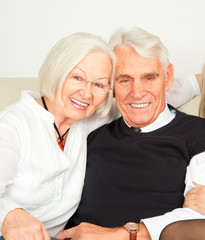 zwei Senioren lachen