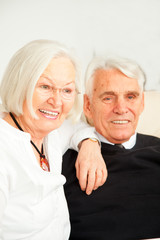 Zwei Senioren sitzen auf dem Sofa