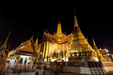 Fototapeta premium Buddhist temple Grand Palace at night in Bangkok, Thailand